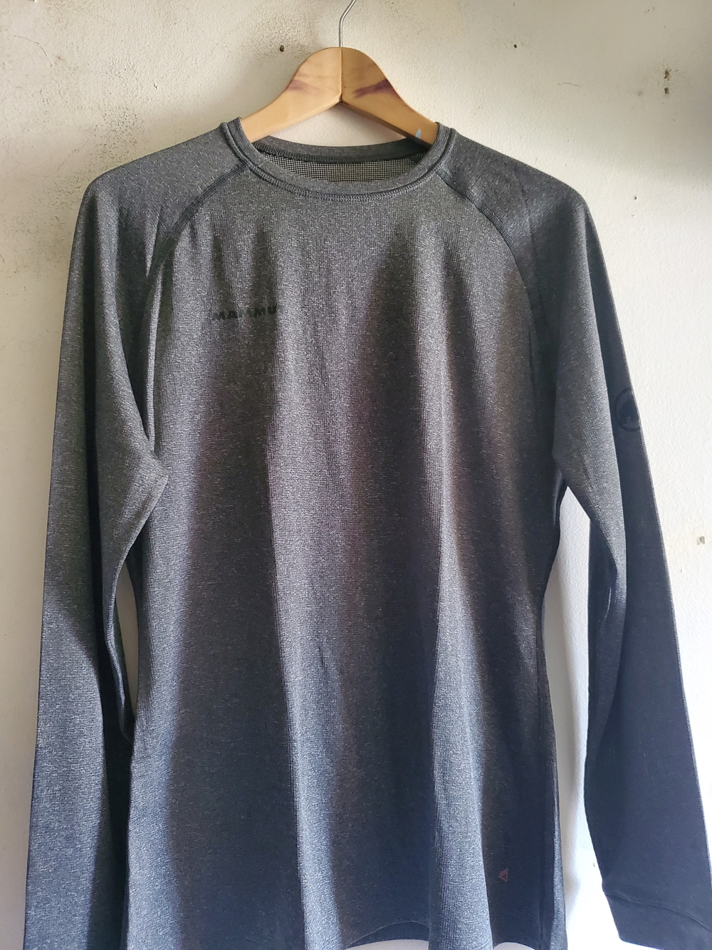 Mammut Men's long Sleeve Shirt - Charcoal Gray Size Large.